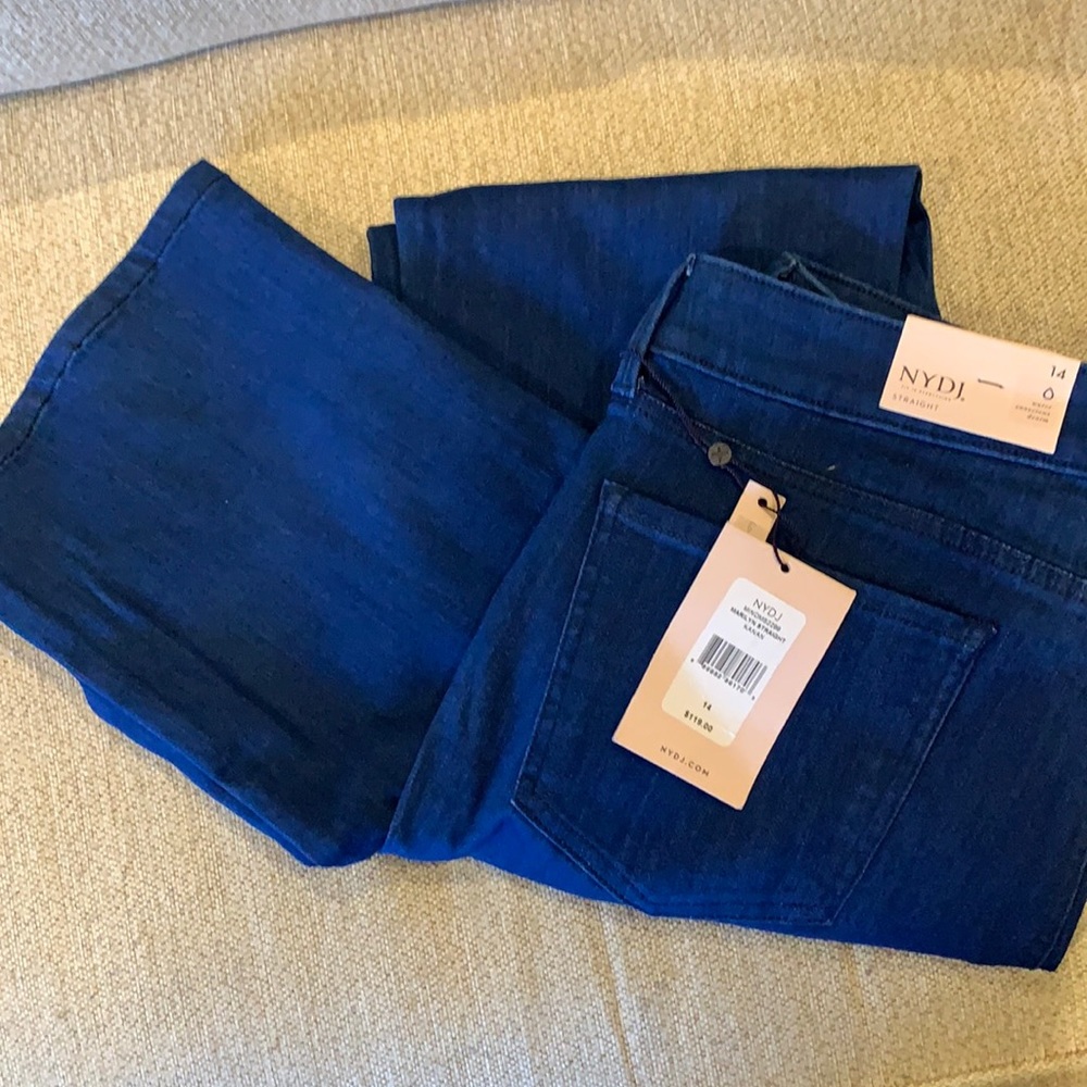 NYDJ NWT  With 2 back pockets and 3 front.